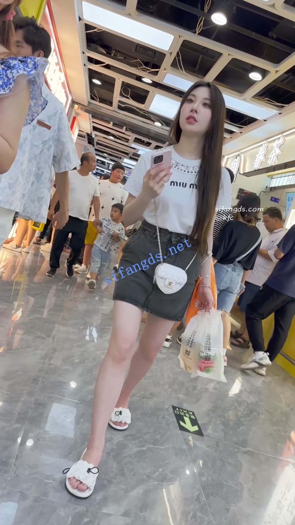 【永久专享】【KFC】短裙美女和闺蜜买奶茶·精装气质型·大哥一直偷看美女【1V】【774M】 预览图 13