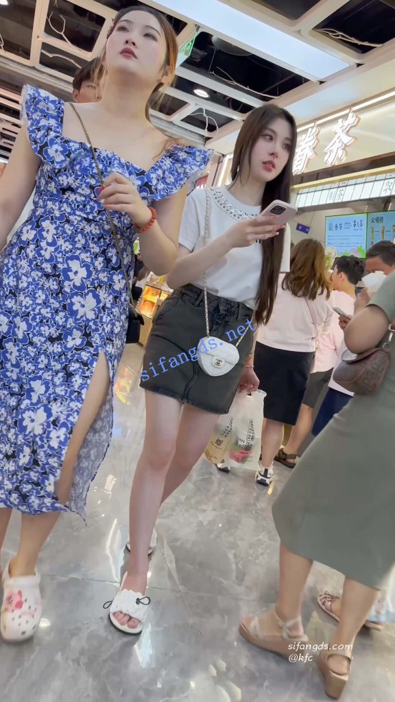 【永久专享】【KFC】短裙美女和闺蜜买奶茶·精装气质型·大哥一直偷看美女【1V】【774M】 预览图 8