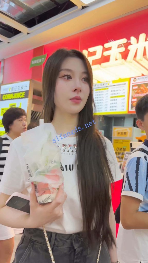 【永久专享】【KFC】短裙美女和闺蜜买奶茶·精装气质型·大哥一直偷看美女【1V】【774M】 预览图 7