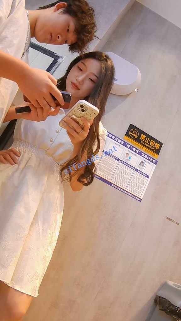 【永久专享】『D·D』-211-亲热情侣，白连衣裙随风飘，肉感大腿，白内【1V】【2.11G】 预览图 7