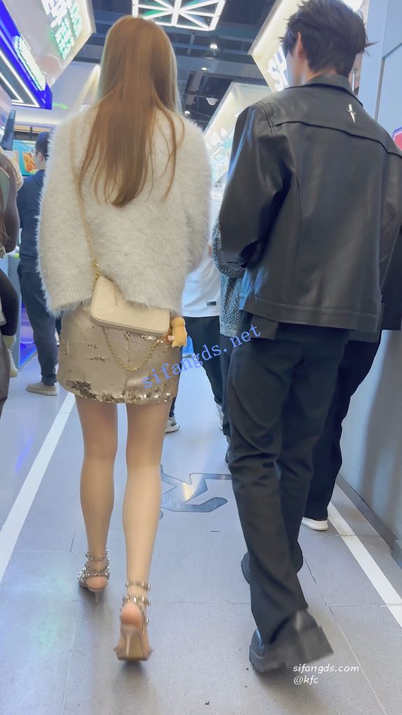 【永久专享】【KFC】网红级美女和帅男友逛街·油光肉丝袜短裙白内超骚【1V】【726M】 预览图 11