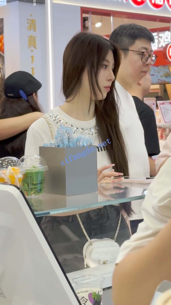 【永久专享】【KFC】短裙美女和闺蜜买奶茶·精装气质型·大哥一直偷看美女【1V】【774M】 预览图 2