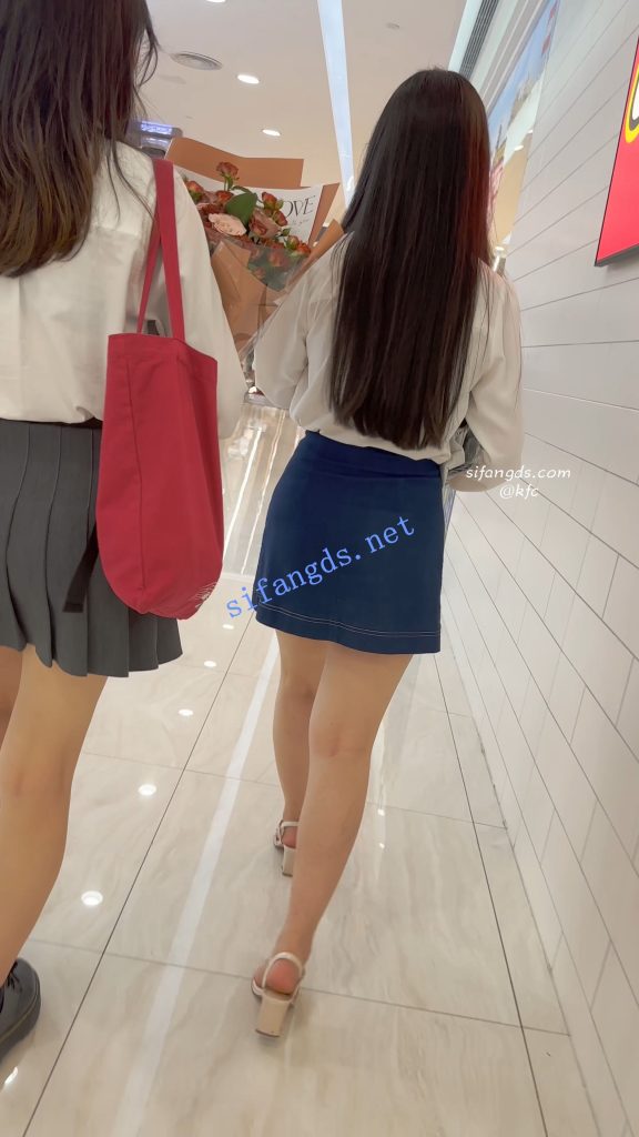 【永久专享】【KFC】靓女下班回家·一直专注玩手机·短裙半透白内尿黄一片【1V】【764M】 预览图 11