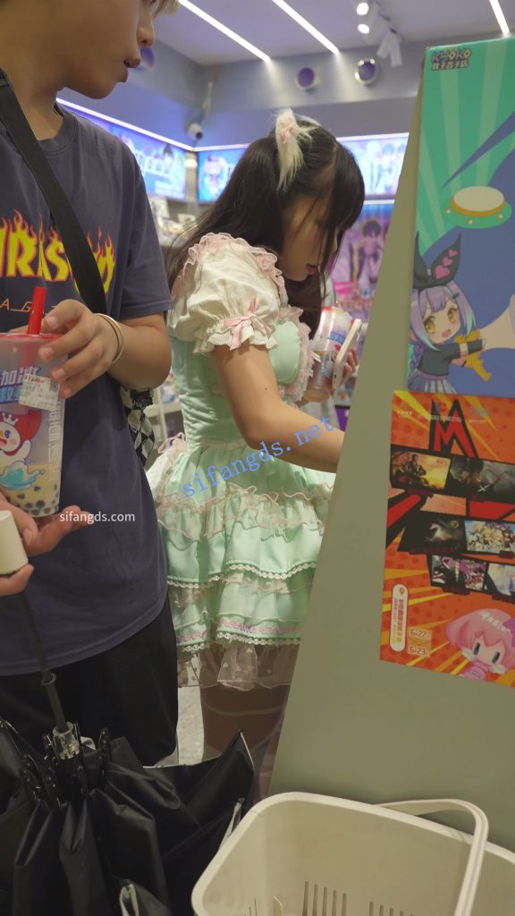 【永久专享】(BC-AA-590)双马尾蕾丝裙小学妹..弯腰CD蕾丝边内裤看镜头了【1V】【458M】 预览图 5