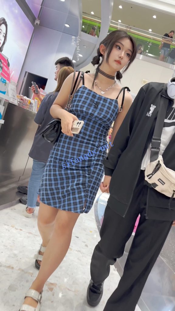 【永久专享】【KFC】精神小妹和黄毛男友逛街·露背吊带裙白色内内前后CD【1V】【369M】 预览图 2