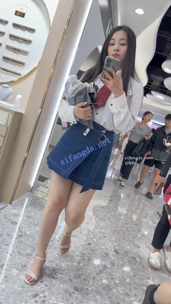 【永久专享】【KFC】靓女下班回家·一直专注玩手机·短裙半透白内尿黄一片【1V】【764M】 预览图 2