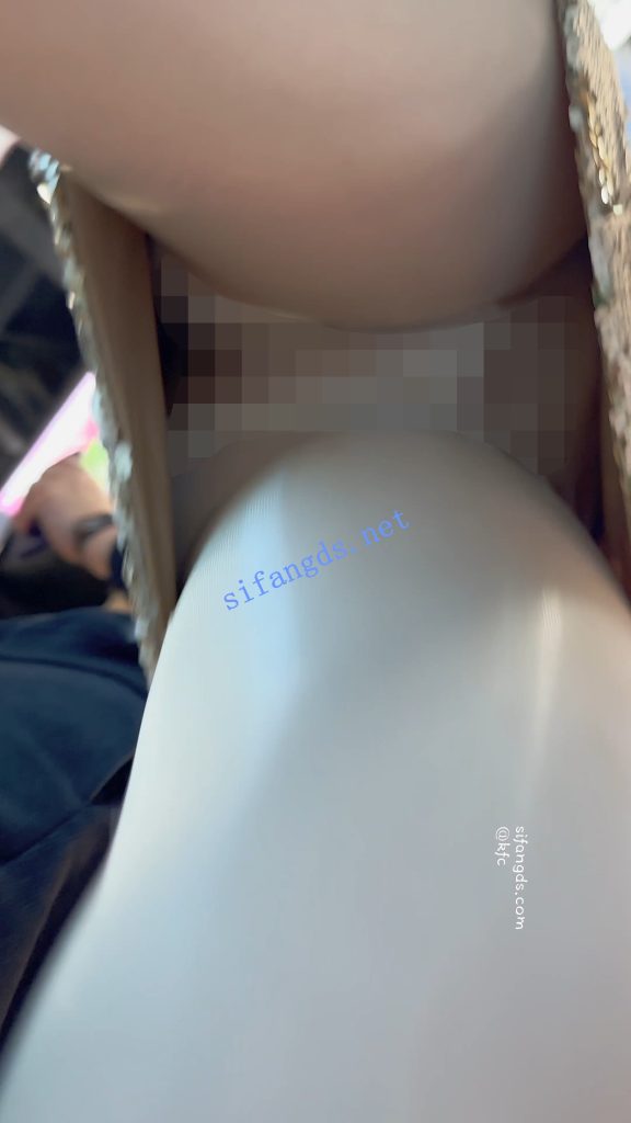 【永久专享】【KFC】网红级美女和帅男友逛街·油光肉丝袜短裙白内超骚【1V】【726M】 预览图 6