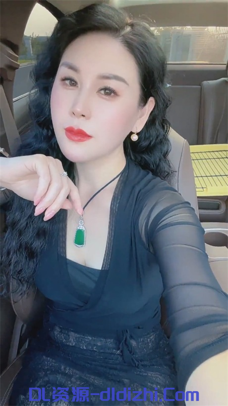 抖音极品少妇【不染LL】有点反差，大尺度掰逼展示，一对一视频被出卖，道具自慰高潮5V 1.37GB 预览图 1