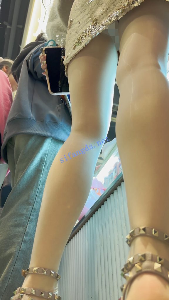 【永久专享】【KFC】网红级美女和帅男友逛街·油光肉丝袜短裙白内超骚【1V】【726M】 预览图 13