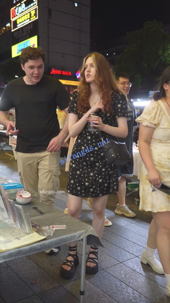 【永久专享】(BC-AA-591)花裙外国小姐姐..弯腰被CD蕾丝丁字裤屁股很白【1V】【224M】 预览图 4