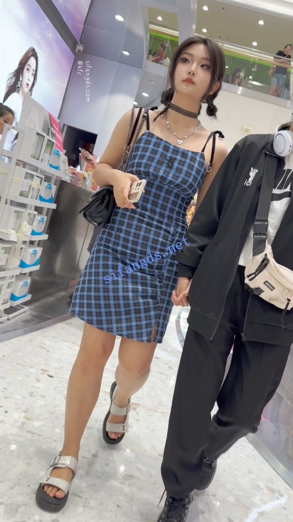 【永久专享】【KFC】精神小妹和黄毛男友逛街·露背吊带裙白色内内前后CD【1V】【369M】 预览图 7