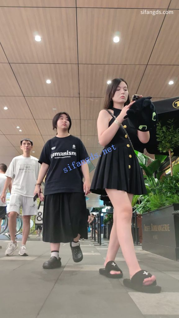 【永久专享】【CSCD】黑色连衣裙美女和朋友逛街买蛋糕，黑色窄内【1V】【908M】 预览图 6