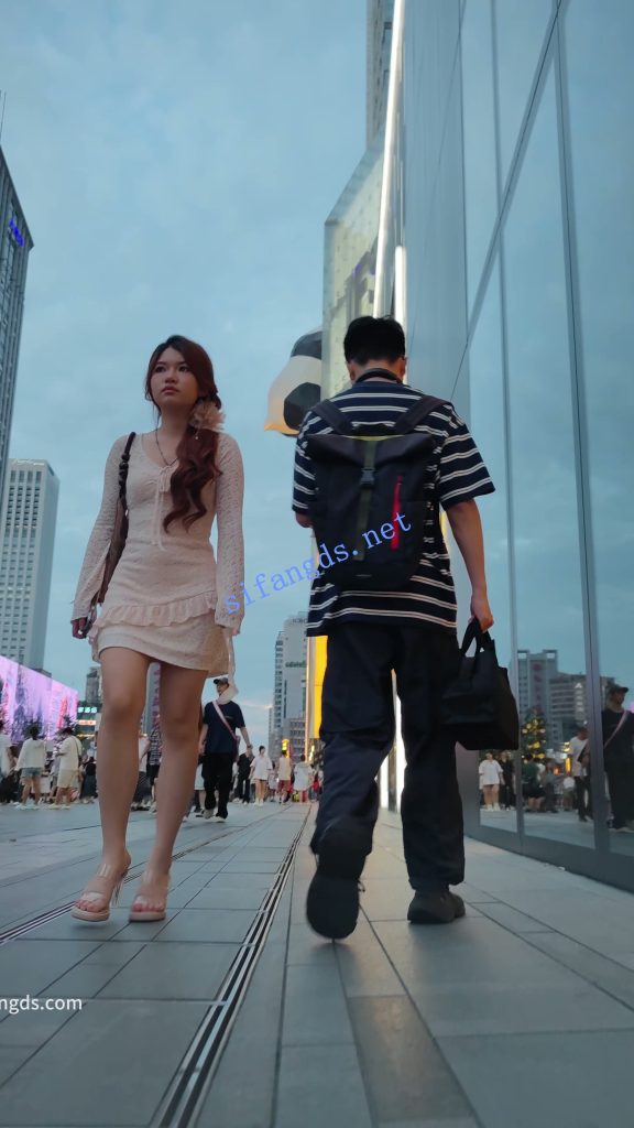 【永久专享】【CSCD】粉色连衣裙美女和朋友逛街，黄色内内带翅膀【1V】【863M】 预览图 2