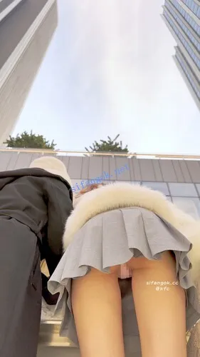 【永久专享】【KFC】⭐⭐⭐年度精品·极品甜妹冬天光腿·可爱外表下穿了粉色骚丁【1V】【3.09G】 预览图 25