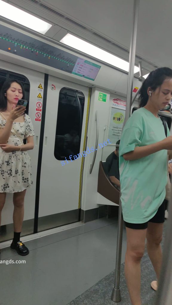 【永久专享】【CSCD】白色印花连衣裙小姐姐等地铁抄底，黑色内带翅膀【1V】【430M】 预览图 3