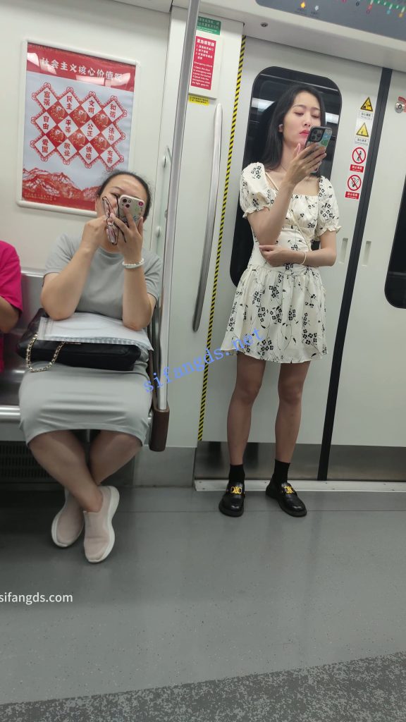 【永久专享】【CSCD】白色印花连衣裙小姐姐等地铁抄底，黑色内带翅膀【1V】【430M】 预览图 2