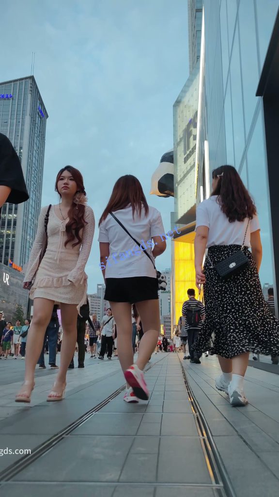 【永久专享】【CSCD】粉色连衣裙美女和朋友逛街，黄色内内带翅膀【1V】【863M】 预览图 4