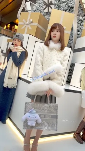 【永久专享】【KFC】⭐⭐⭐年度精品·极品甜妹冬天光腿·可爱外表下穿了粉色骚丁【1V】【3.09G】 预览图 24