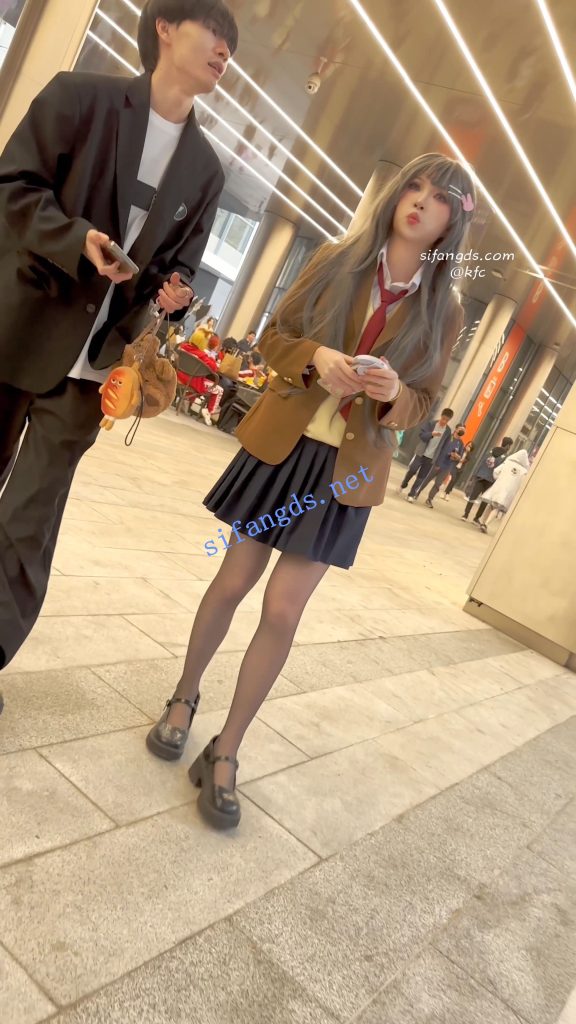 【永久专享】【KFC】超可爱萝莉麻衣学姐·黑丝白透内·男友拍脸我拍裙底【1V】【0.98G】 预览图 2