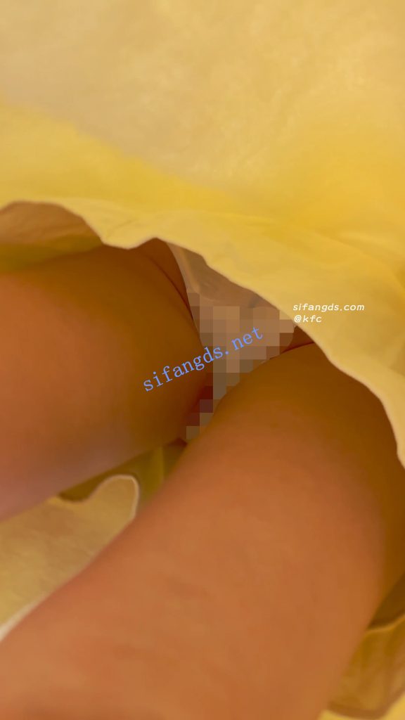 【永久专享】【KFC】学生妹和男友逛街·厚披风里面藏着性感短裙·微透白内【1V】【606M】 预览图 6