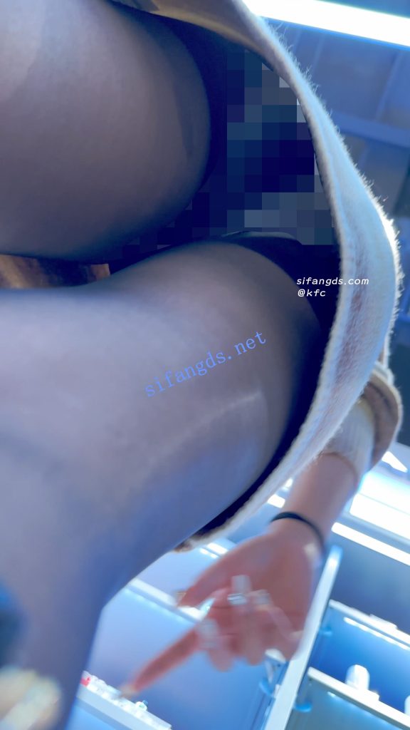 【永久专享】【KFC】包臀裙靓女和闺蜜逛街·黑色丝袜白色内内前后CD【1V】【223M】 预览图 3