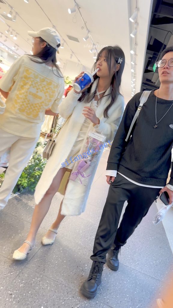 【永久专享】【KFC】学生妹和男友逛街·厚披风里面藏着性感短裙·微透白内【1V】【606M】 预览图 1