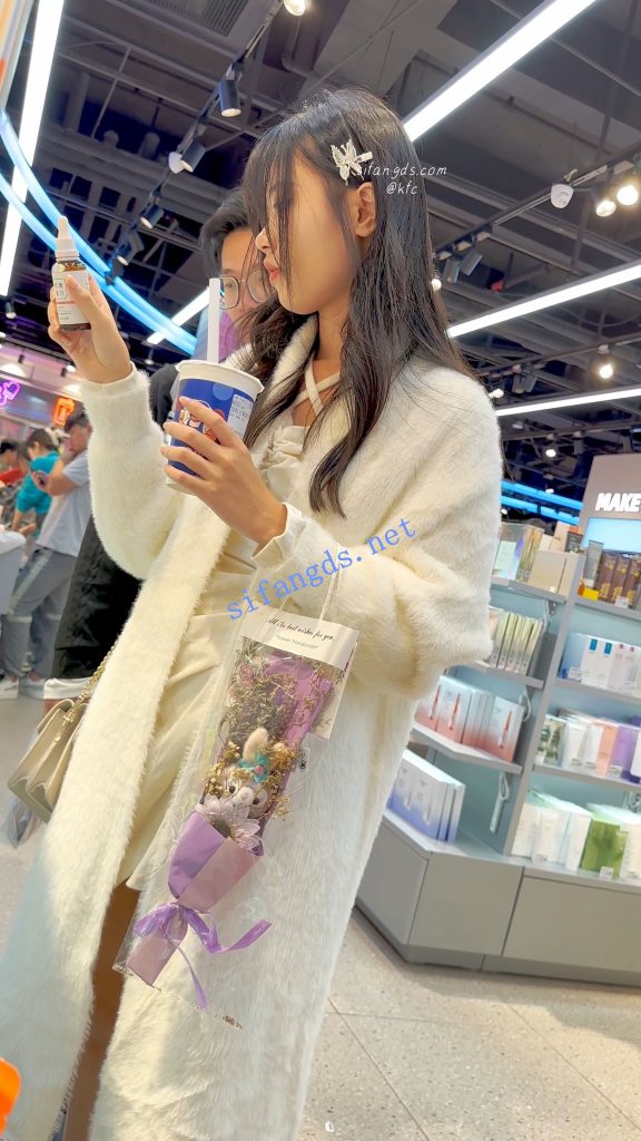 【永久专享】【KFC】学生妹和男友逛街·厚披风里面藏着性感短裙·微透白内【1V】【606M】 预览图 11