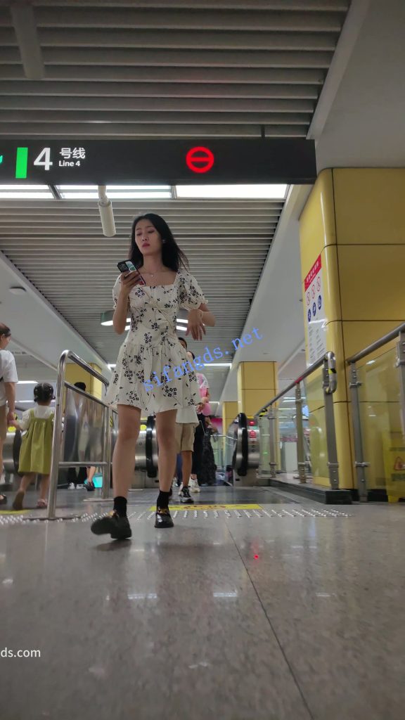 【永久专享】【CSCD】白色印花连衣裙小姐姐等地铁抄底，黑色内带翅膀【1V】【430M】 预览图 4