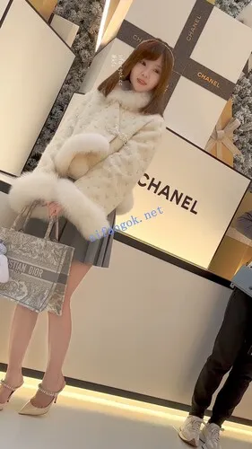 【永久专享】【KFC】⭐⭐⭐年度精品·极品甜妹冬天光腿·可爱外表下穿了粉色骚丁【1V】【3.09G】 预览图 26