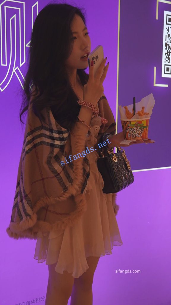 【永久专享】(BC-AA-589)蕾丝裙美女无缝衔接约会两男生..微透圆点内前后CD【1V】【343M】 预览图 5