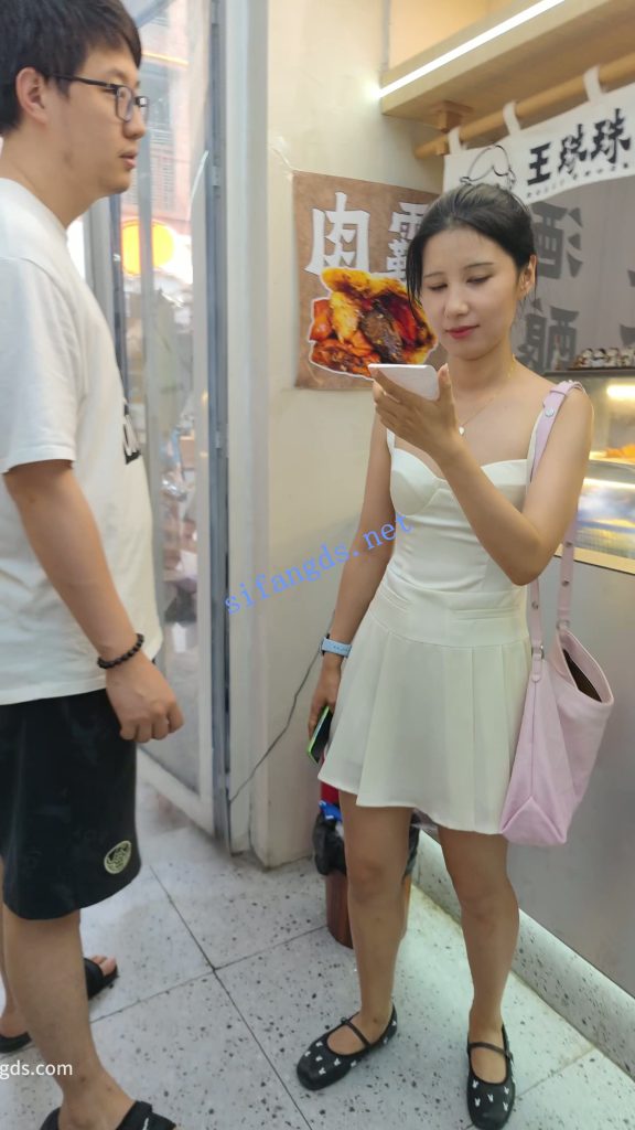 【永久专享】【CSCD】白色连衣裙小姐姐和男朋友逛街，白色内内【1V】【504M】 预览图 5