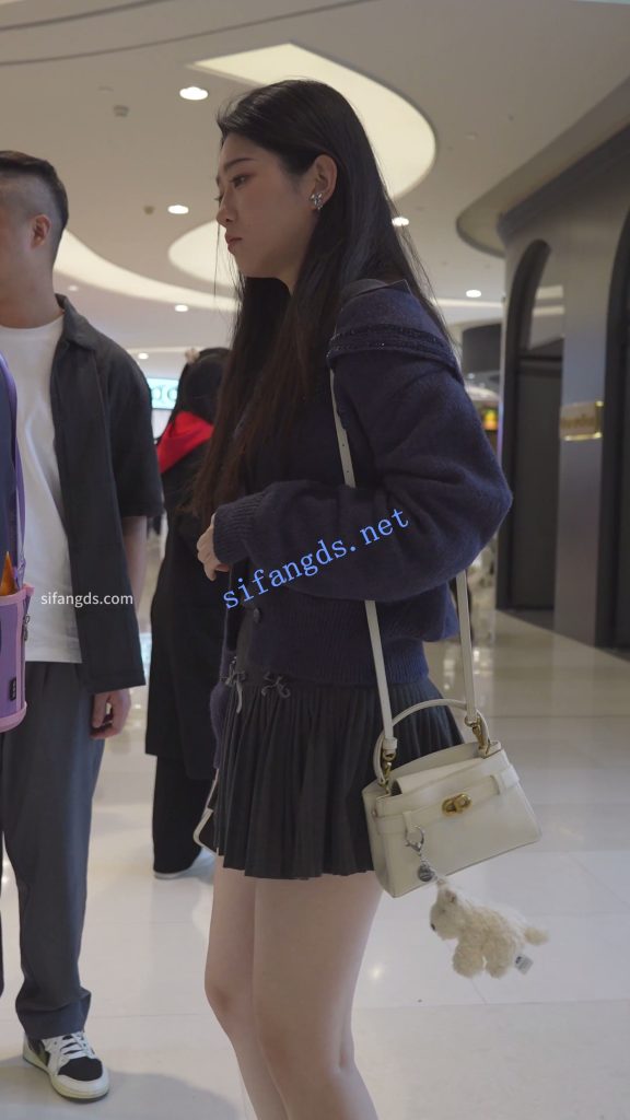 【永久专享】(BC-AA-587)百褶裙美女逛商场..细内衬挡不住微透蕾丝边内裤【1V】【448M】 预览图 1