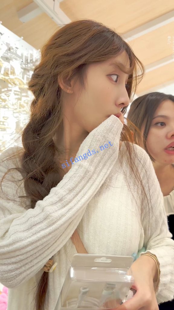 【永久专享】【KFC】身材极品超美混血学生妹·包臀裙马尾辫白色内前后CD【1V】【365M】 预览图 11