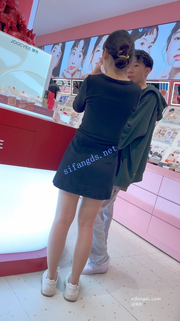 【永久专享】【KFC】短裙学生妹酷似许家印·0D肉丝白内·翘起屁股拍超清CD【1V】【309M】 预览图 8