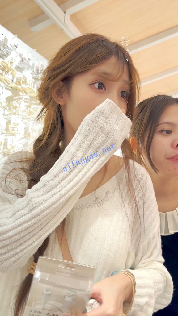 【永久专享】【KFC】身材极品超美混血学生妹·包臀裙马尾辫白色内前后CD【1V】【365M】 预览图 3