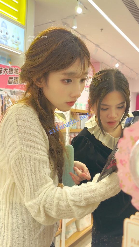 【永久专享】【KFC】身材极品超美混血学生妹·包臀裙马尾辫白色内前后CD【1V】【365M】 预览图 10