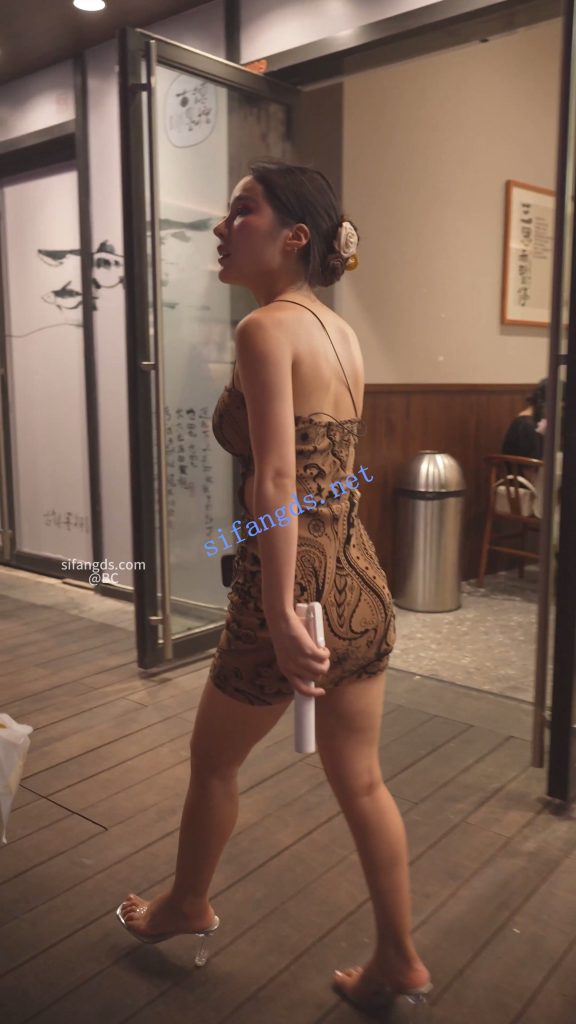 【永久专享】(BC-SSS-094)网红脸骚货露半个球逛街..打卡拍照前后CD丁字裤【1V】【851M】 预览图 7