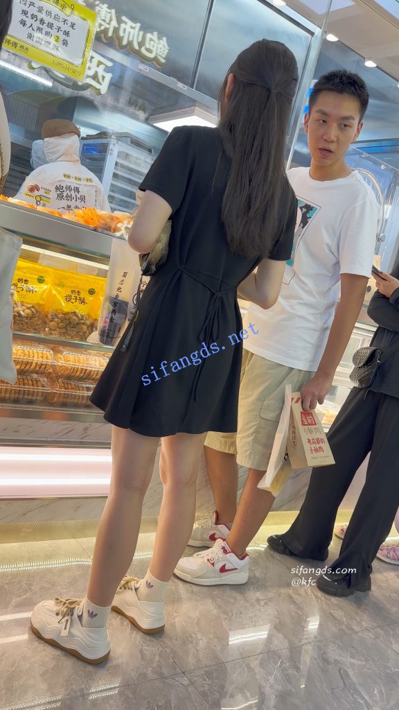 【永久专享】【KFC】女仆裙学生妹和闺蜜逛街拍照·吊带丝袜粉色内内性感【1V】【340M】 预览图 3