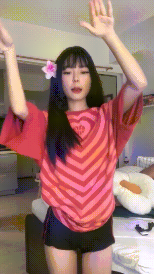 可欲可甜身材嬌小美眉露臉與男友做愛自拍，主打就是青春嫩嫩的 867.6MB 预览图 2