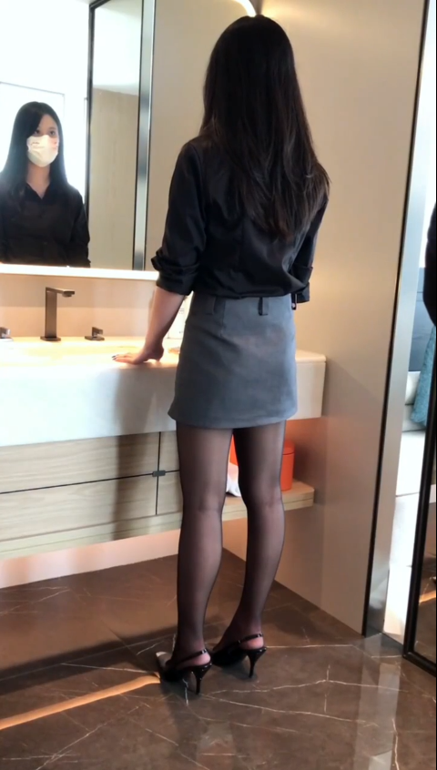 足拍大神【东坡先生】素人大学生学妹，足交，有对白，黑丝美腿，一开始还有些拘谨放不开【21v】-福利岛