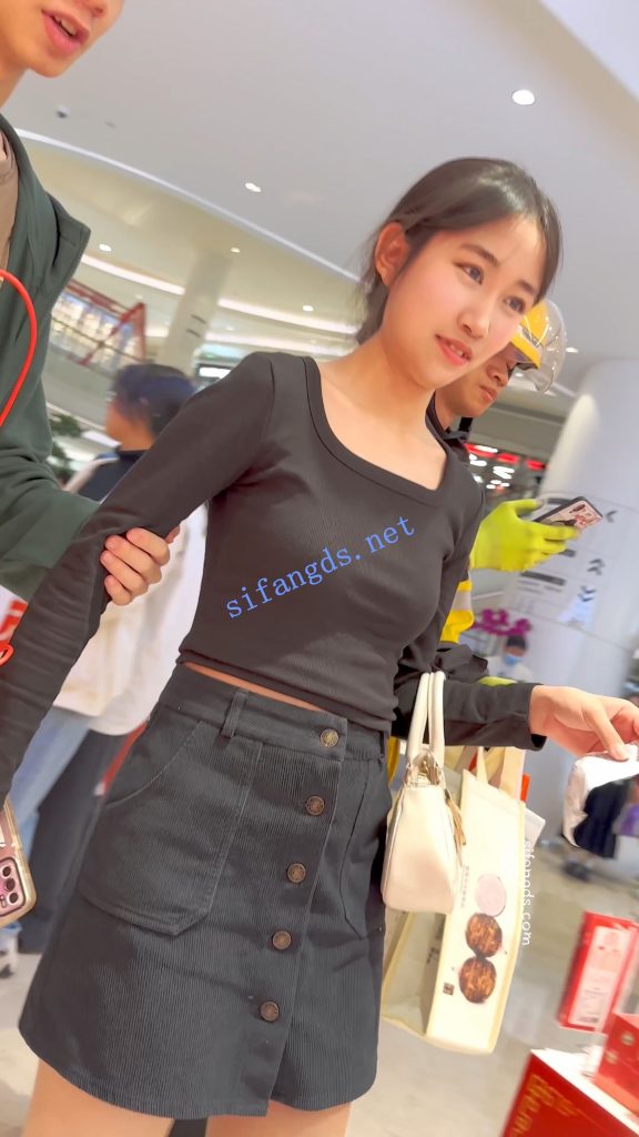 【永久专享】【KFC】短裙学生妹酷似许家印·0D肉丝白内·翘起屁股拍超清CD【1V】【309M】 预览图 5