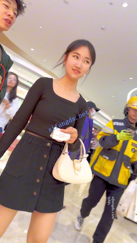 【永久专享】【KFC】短裙学生妹酷似许家印·0D肉丝白内·翘起屁股拍超清CD【1V】【309M】 预览图 4