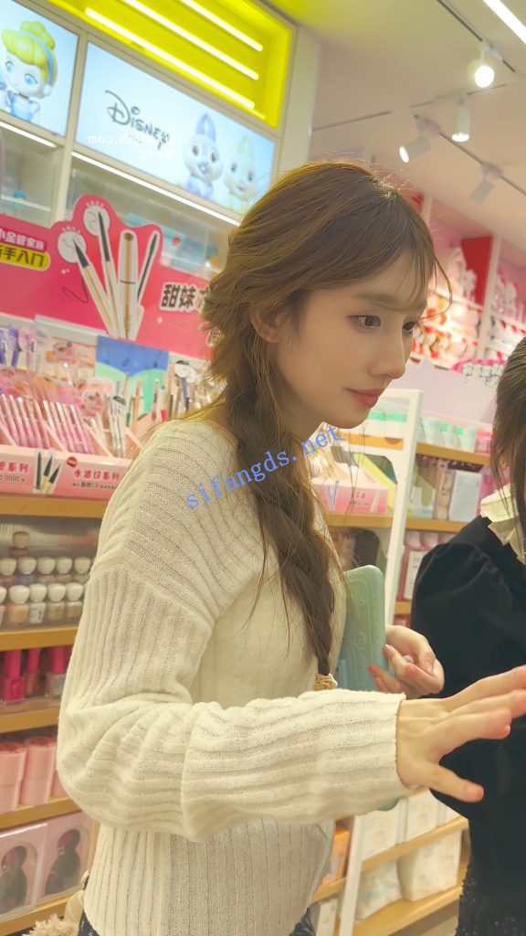 【永久专享】【KFC】身材极品超美混血学生妹·包臀裙马尾辫白色内前后CD【1V】【365M】 预览图 2