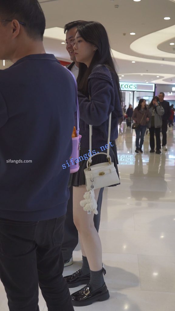 【永久专享】(BC-AA-587)百褶裙美女逛商场..细内衬挡不住微透蕾丝边内裤【1V】【448M】 预览图 6