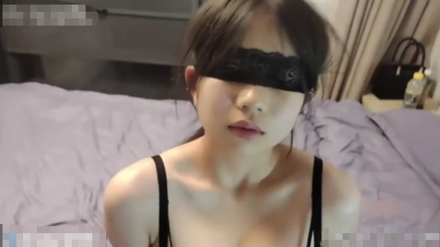 清纯小妹被30岁调教大叔每月1w包养，一直被大叔口爆也太遭罪了【773M】 预览图 1