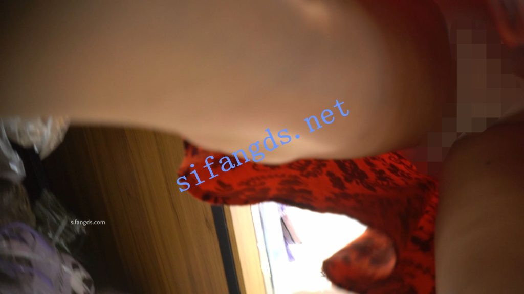 【永久专享】（空城原创）红裙少妇逛街，干净微透白N包裹肥臀【1V】【262M】 预览图 3