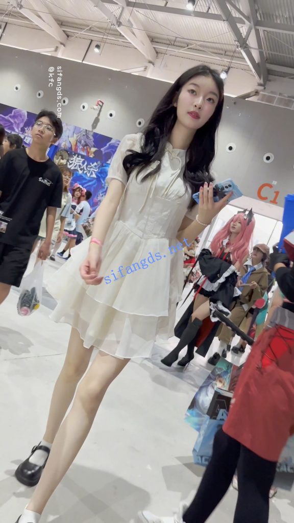 【永久专享】【KFC】白色长裙学生妹独自逛街·白色内内前后CD【1V】【738M】 预览图 10