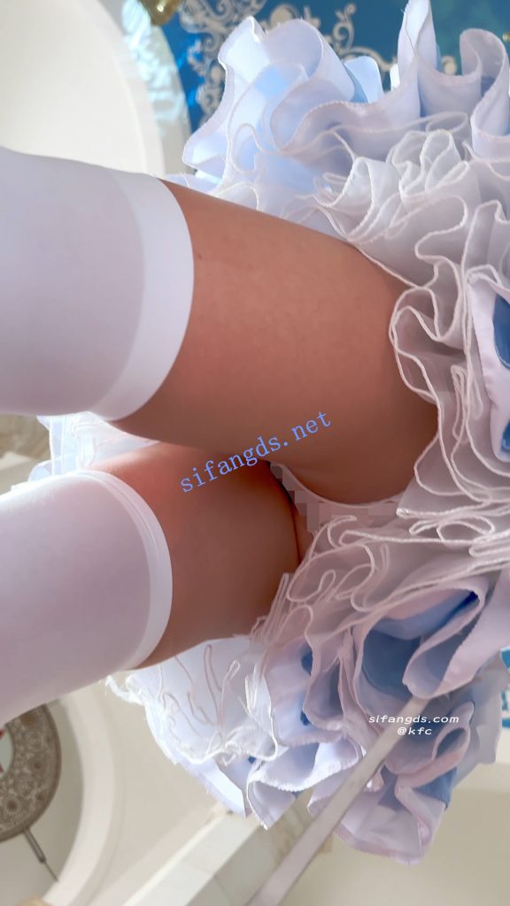 【永久专享】【KFC】顶级身材COSER蕾姆学生妹·过膝白丝婚纱短裙白内可爱【1V】【1.31G】 预览图 18