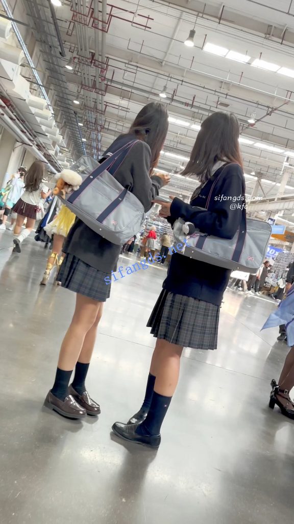 【永久专享】【KFC】两个JK制服学生妹·肉丝袜可爱内·白色骚窄内一箭双雕【1V】【810M】 预览图 4