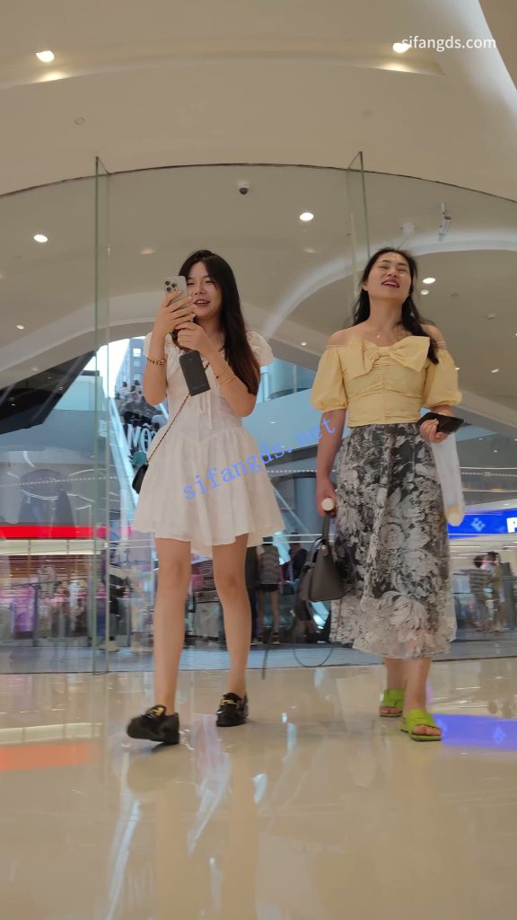 【永久专享】【CSCD】白色连衣裙小姐姐和闺蜜逛街，灰色内内【1V】【445M】 预览图 3